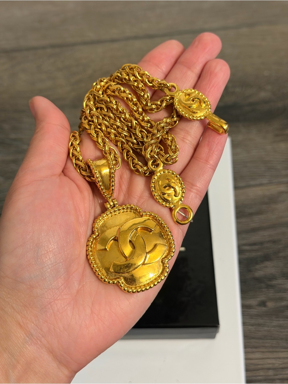 CHANEL Vintage Gold CC Clover Pendant Chain Pendant Necklace, 1996 - Picture 3 of 9